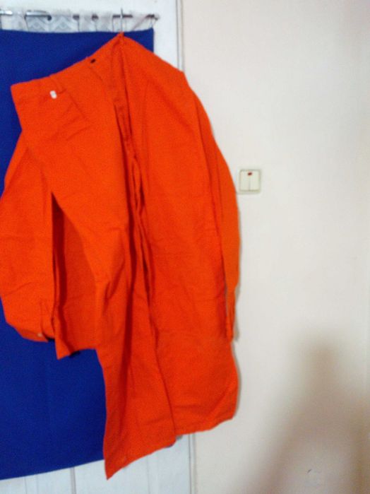 Vând costum nou din tercot mercelizat