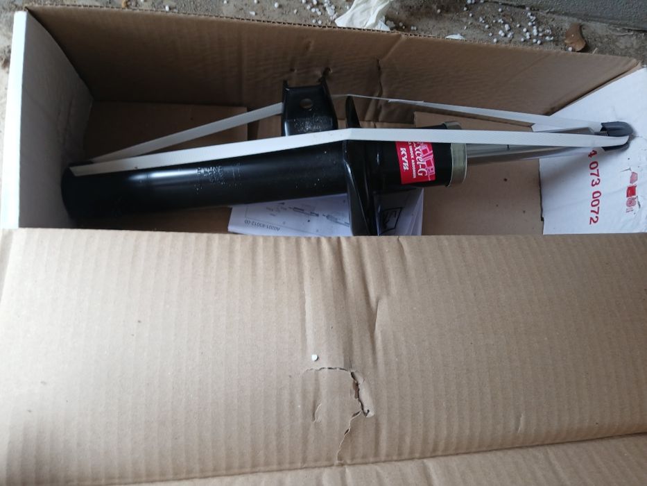 Vand 2 amorizoare fata passat B 6  an 2010  marca kayaba noi in cutie