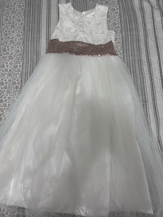 Платье  нарядное на 8-9 лет