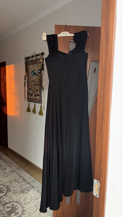 Черное платье со шлейфом