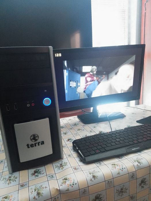 Компютър и монитор