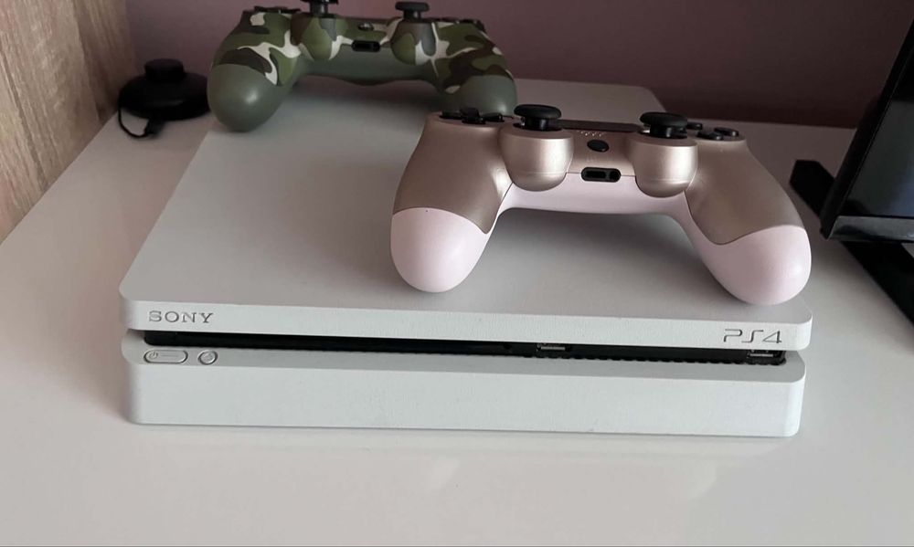PS4 Slim 500GB + 2 контролера + 4 игри – като нова