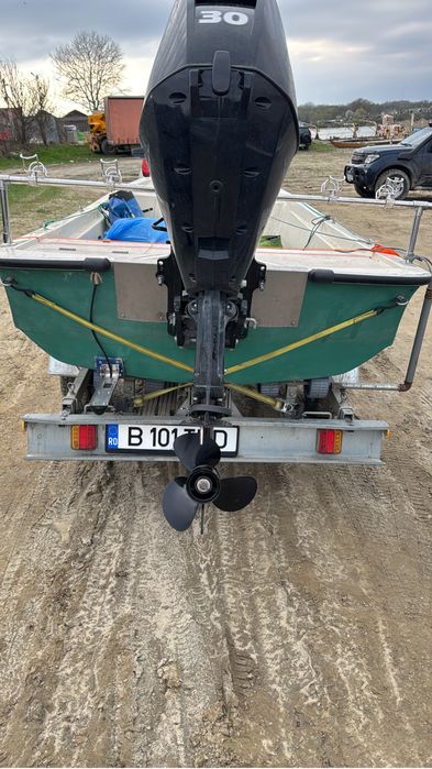 Barca Trimaran 4m cu motorMercury  30cp