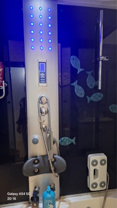 Cada cu cabina de dush ,muzica