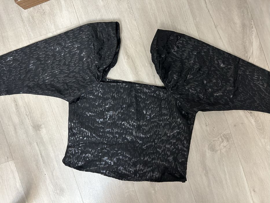 Top negru cu insertii argintii, mar M, H&M