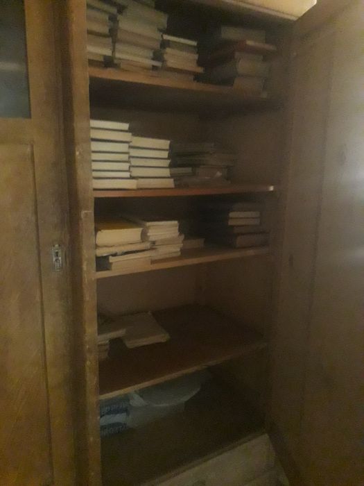 Шкаф деревянный.