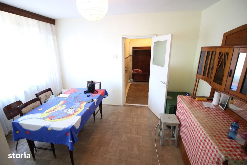 Ap. 2 camere Micro 19, la capatul troleului, etaj 1, cu balcon