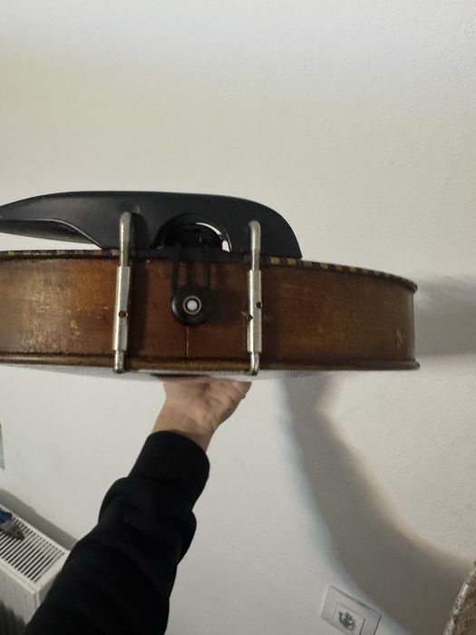 Vand vioara veche de peste 100 de ani  cu cap de leu