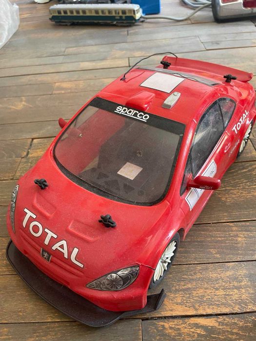 Червена лека количка Peugeut 307 с дистанционно и зарядно