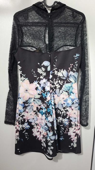 Елегантна черна рокля с флорален принт и дантелa – LIPSY London