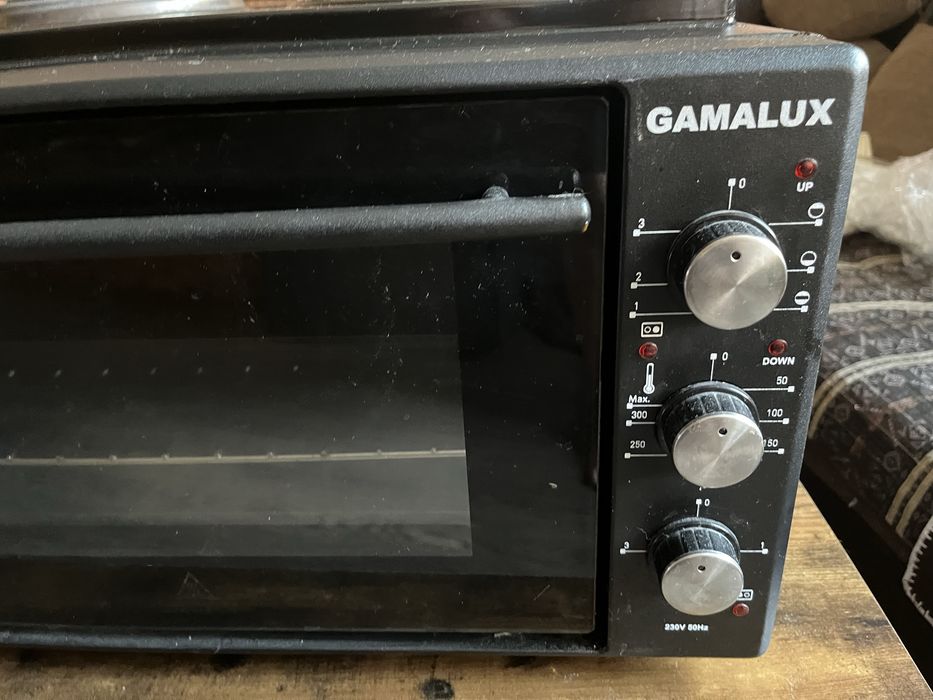 Компактна мини фурна Gamalux I-08HP с котлони