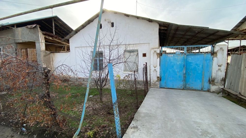 Uy sotiladi 5.20sotx keliwadigan joyi bor