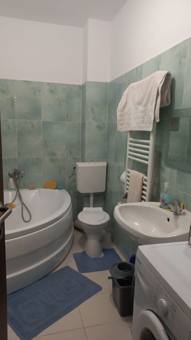 Vând garsonieră + curte