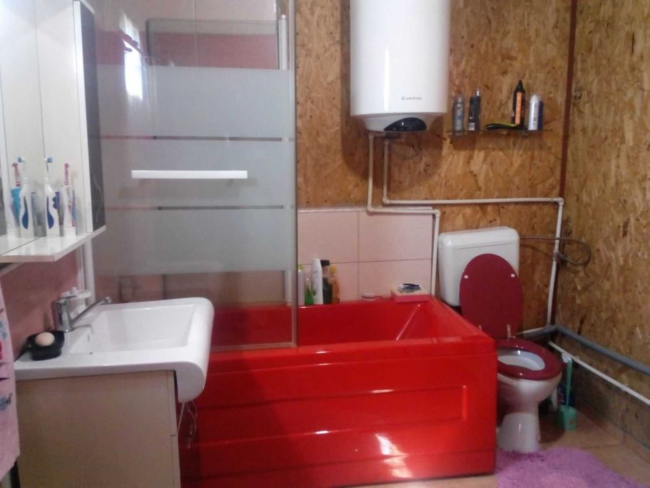 Cadă de baie excelentă, de culoare roșie, cu dimensiunile 160x75cm. Aceasta include și o mască.