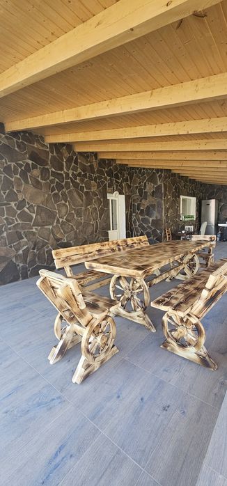 Mobilier rustic din lemn masiv