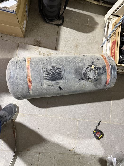 Газовыи. Балон с кранштеином