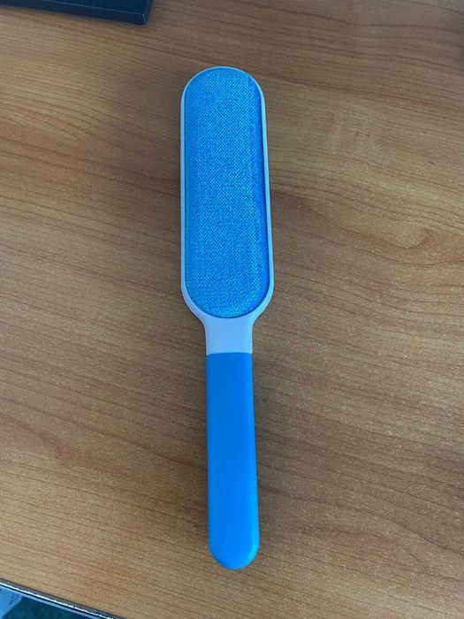 Perie pentru indepartarea parului de animale si a scamelor