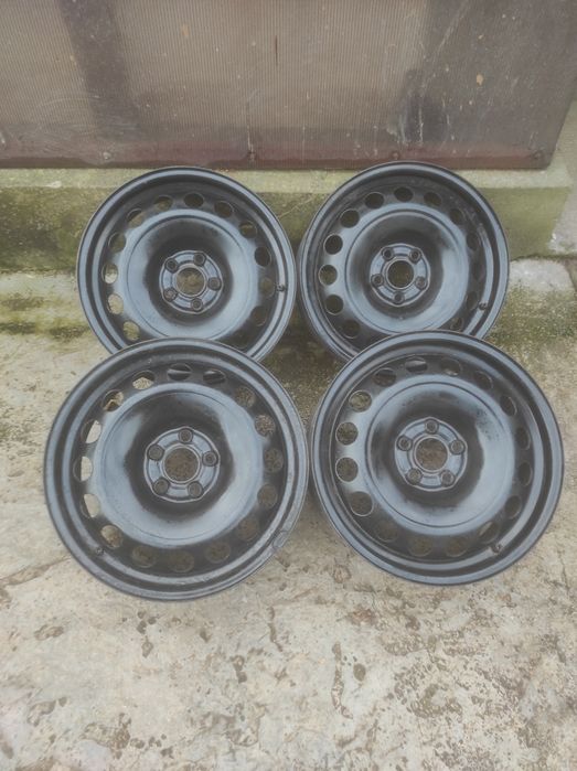 Jantă cu anvelopa de iarnă 195/65/R15 și 4 jante. De