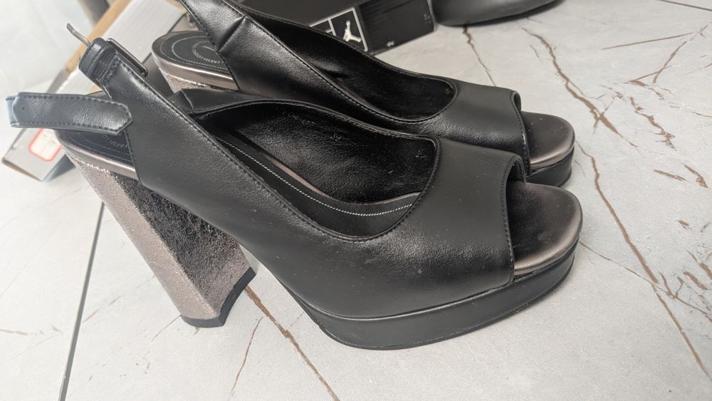 Босоножки на высоком каблуке