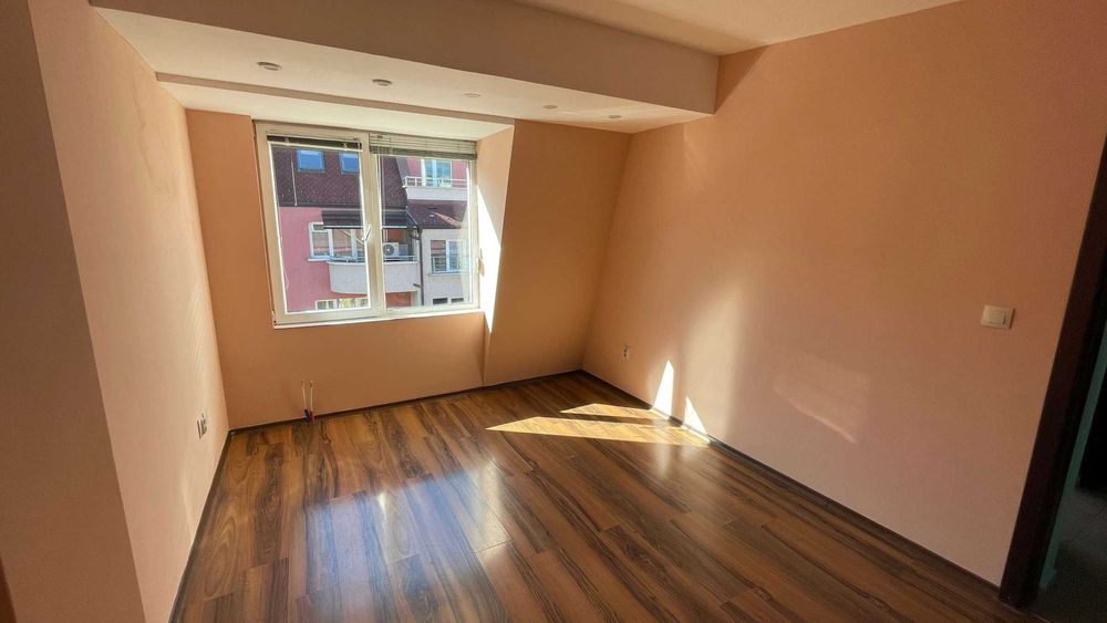 Продавам прекрасен 4-стаен апартамент в нова сграда в кв. Бели брези