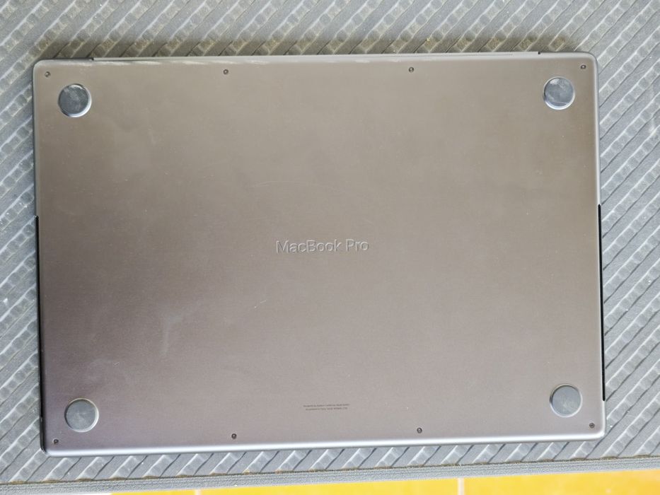 Vând Macbook Pro M3 pro 16"