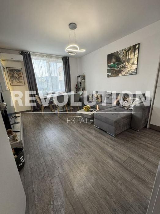 Дава се под наем Двустаен апартамент в к.к. Св.Св. Константин и Елена - 75 кв.м за 700 € - Снимка #1