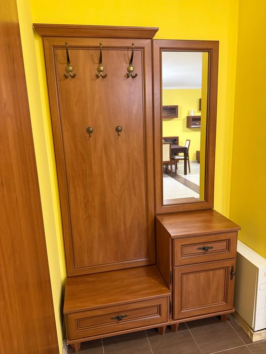 Дървена холна маса