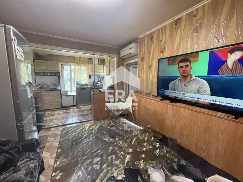 Ексклузивна самостоятелна къща за продажба, с две постройки и голям дв