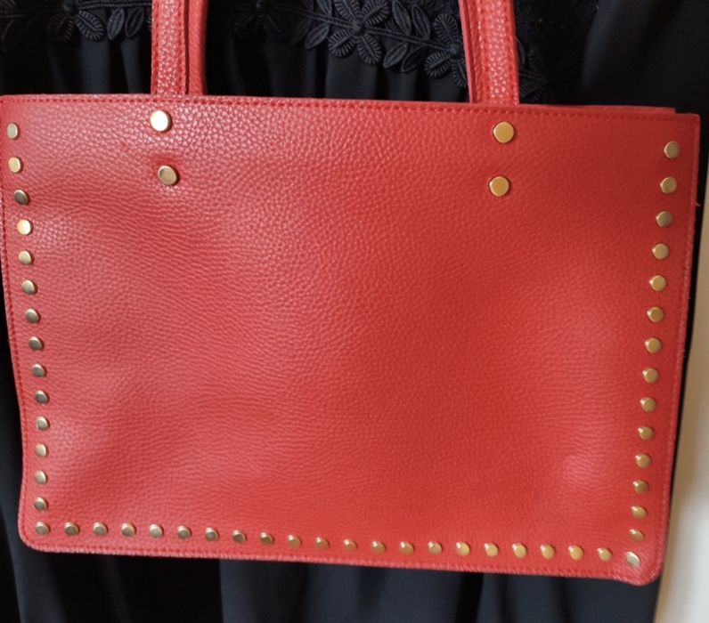 Червена чанта с капси