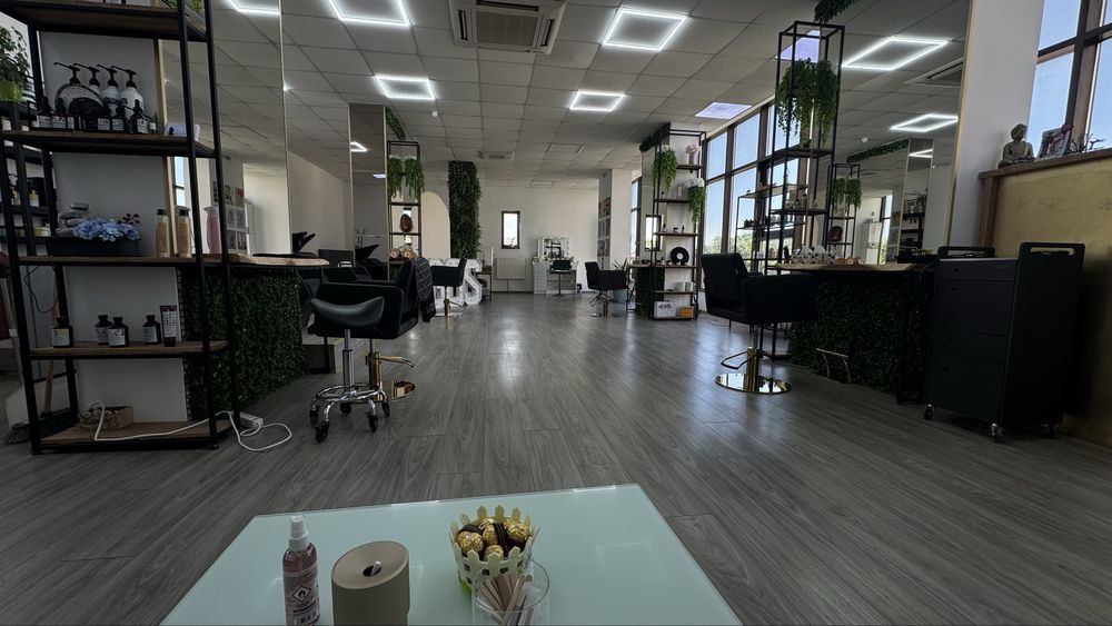 1200 lei Inchiriez post manichiura salon spatios zona Podul Rosu