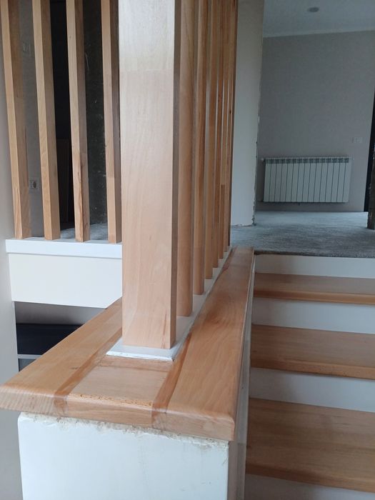 Scări din lemn masiv din stejar,frasin sau fag aburit ,cu montaj și tr