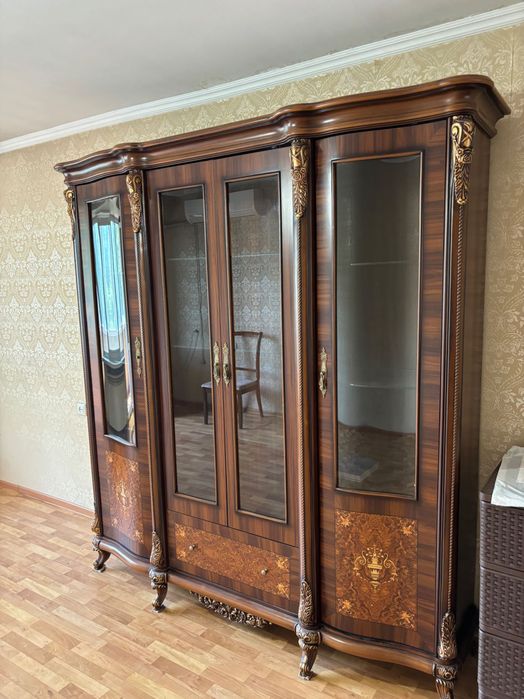 Шкаф витринный, шкаф с зеркалом