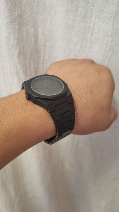 Tim qora go'zal ideal soat