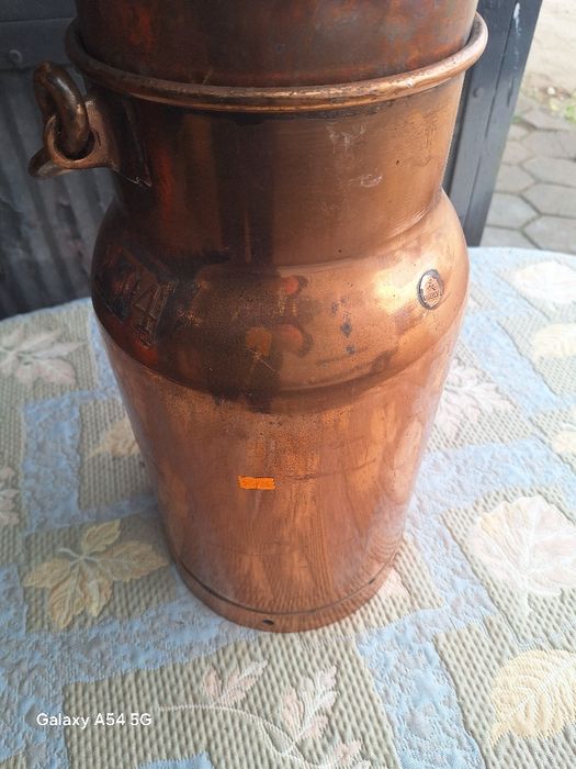 Голям меден съд за мляко