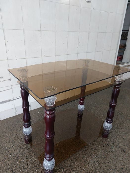 Стеклянный стол под Тв