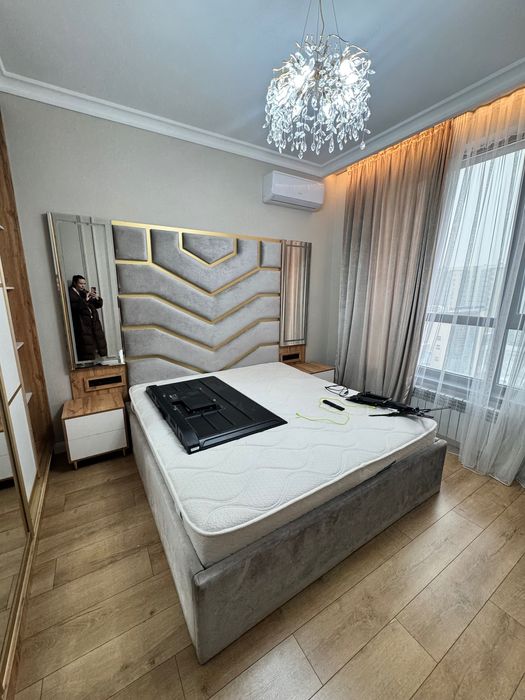 Кровать 1.80  с зеркалом и 2тумбами