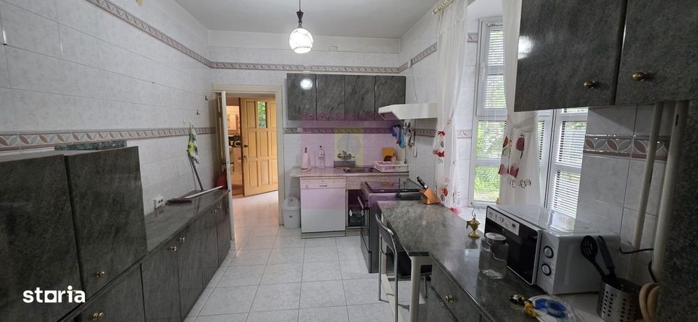 Vila de vanzare cu 6 camere si teren de 5116 mp in Cornu, Prahova