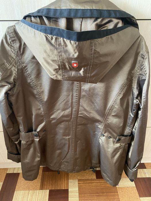 Куртка фирменная, женская.