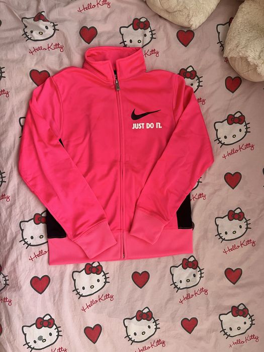 Продава се оригинален анцуг Nike за момичета – чисто нов с етикет!