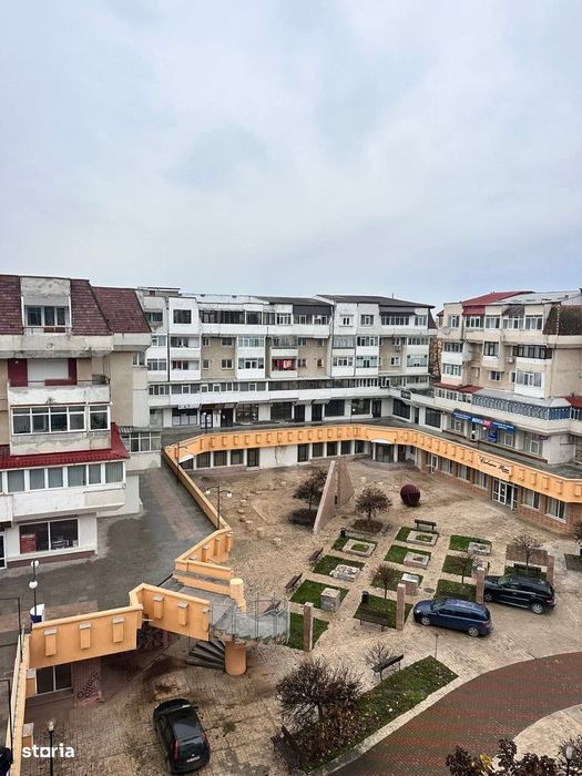 De vanzare 3 camere, 2 bai,2 debarale decomandat zona Pietonal