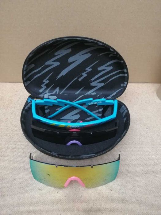 Neff Brodie супер фънки слънчеви очила три плаки и часовник Neff Daily