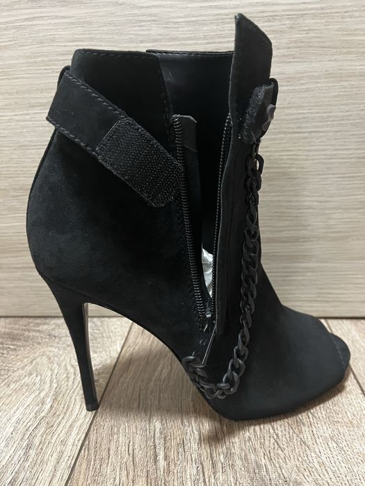 Сандали на ток Guess