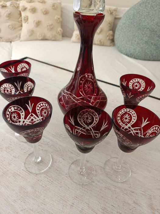 Много елегантен кристален червен кристал сервиз