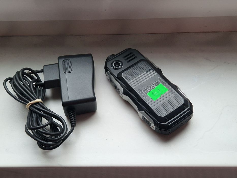 Telefon cu lanterna led, special pentru Seniori sau lucru in construcț