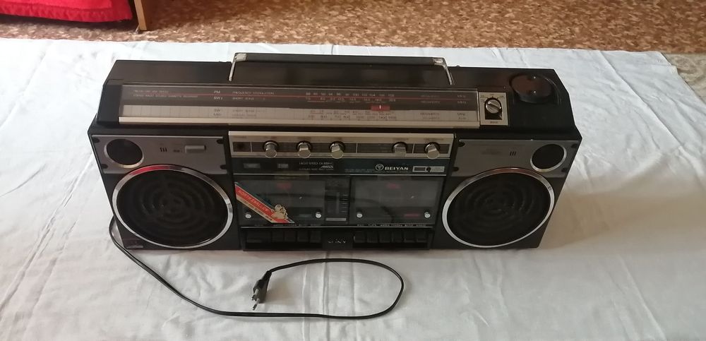 Продам двухкассетный магнитофон