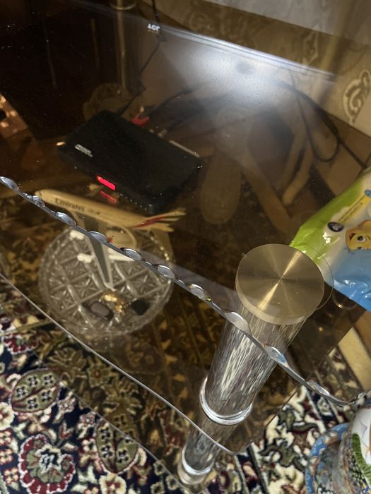 Продается стеклянная подставка под телевизор