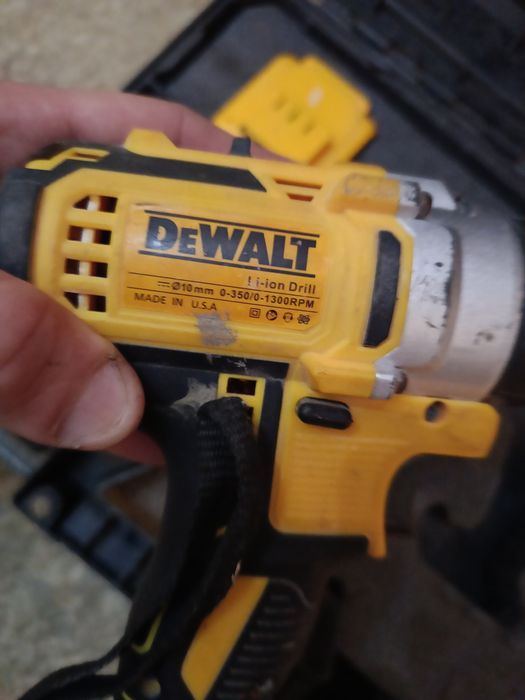 DeWALT DCD 996 и още един винтоверт.