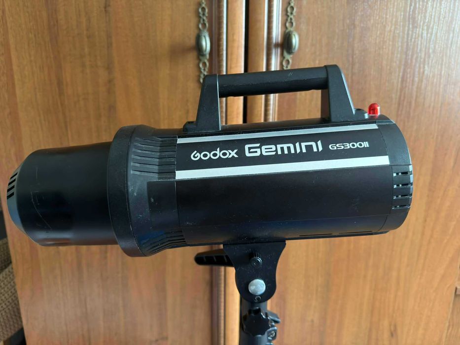 Студийна светкавица Godox Gemini GS300II + стойка + софтбокс (като нова)