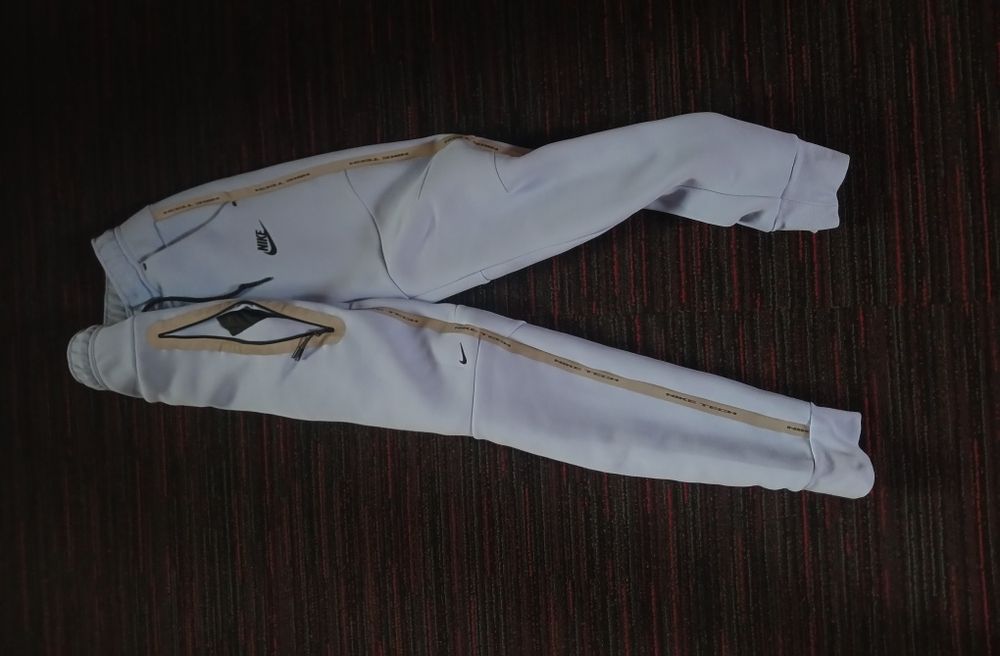 Pantaloni nike tech