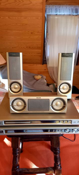 Продавам неползвани Филипс  тюнер/усилвател LX700 и DVD плейър DVD728